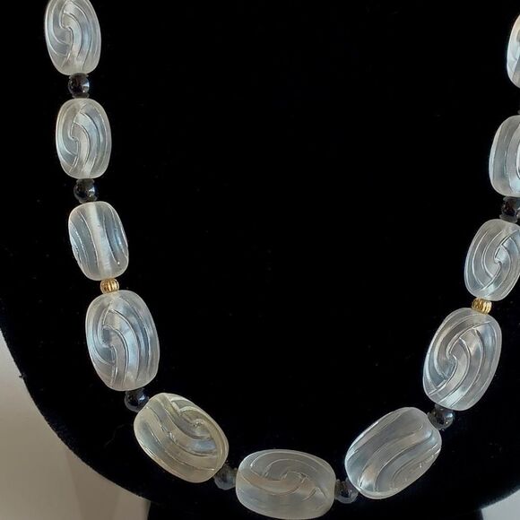 Art Deco matte lucite black beaded necklace - Picture 4 of 9